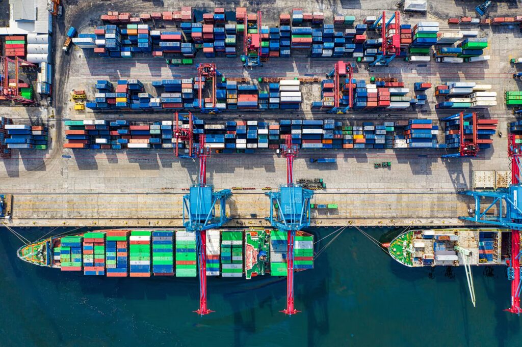 Porte-containers-transport-maritimes-conteneur.