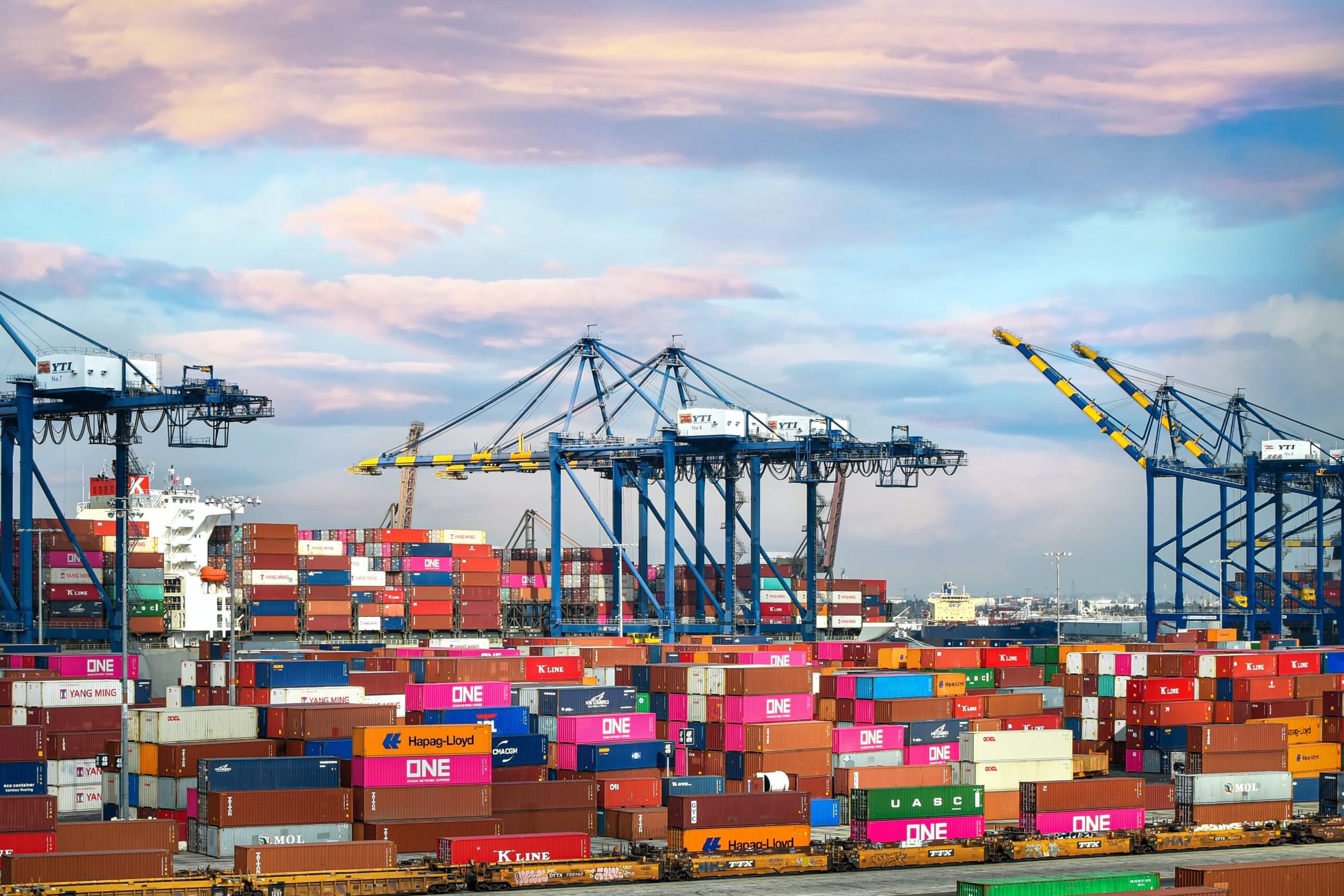 Port de containers ou les marchandises transitent.