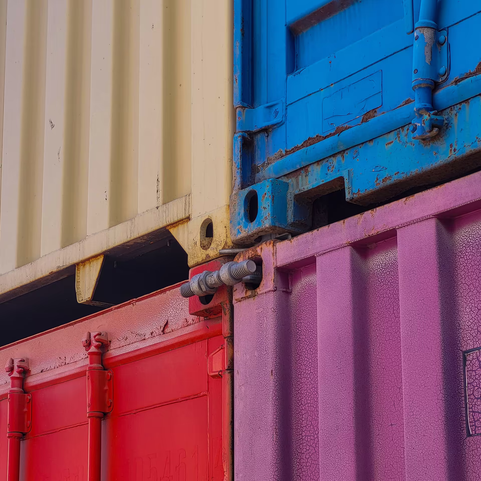 Repeindre un container, 4 containers coloré, jaune, bleu, rouge et rose parc Eurobox Lyon