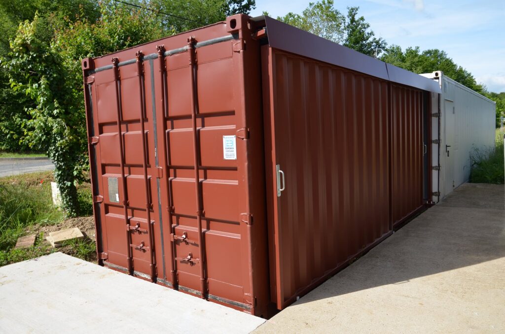 Livraison Container maritime 20 pieds transformé par Eurobox avec porte coulissante