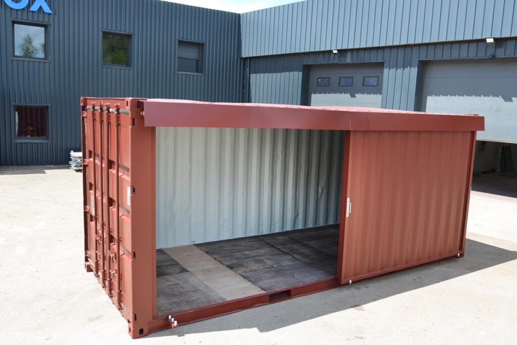 Intérieur d'un container maritime 20 pieds transformé par Eurobox avec porte coulissante