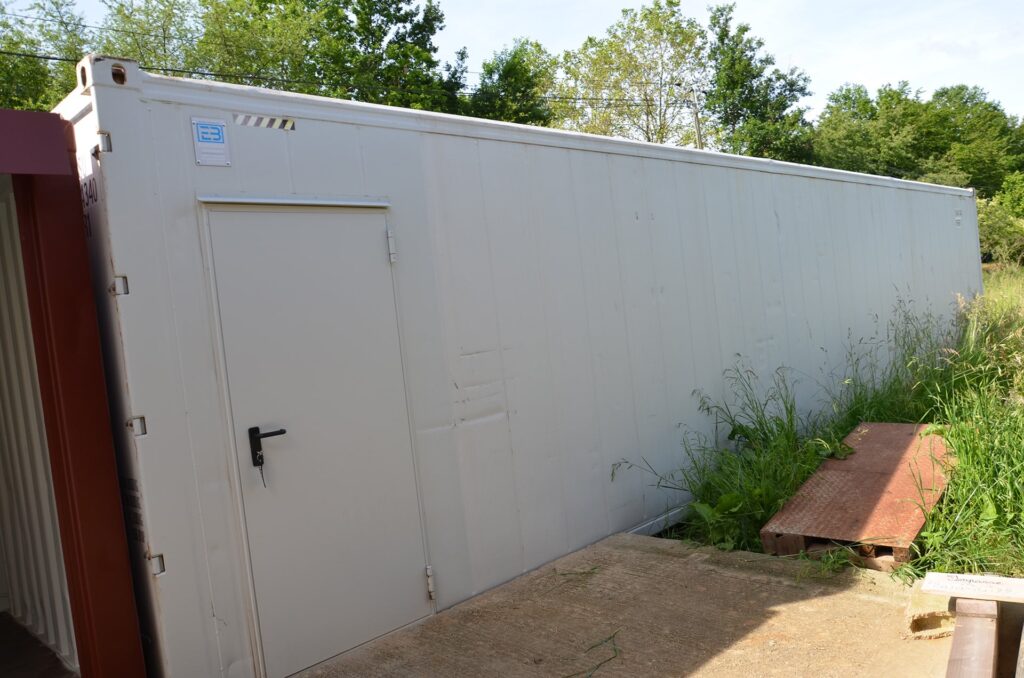 Livraison container reefer 40 pieds par LVO transformé sur-mesure par Eurobox avec porte d'accès.