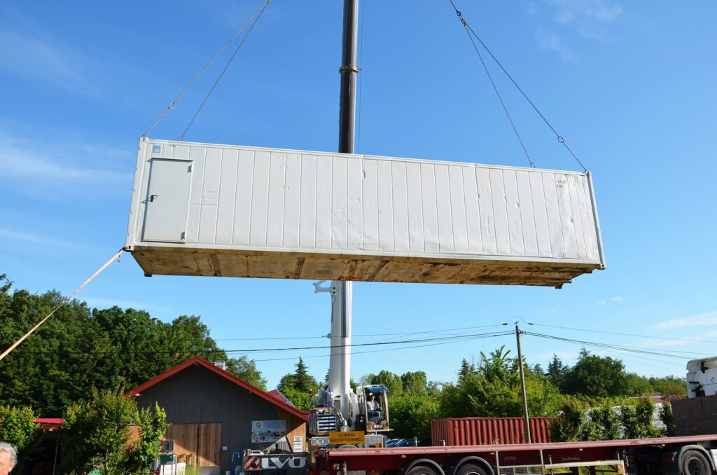 Livraison container reefer 40 pieds par LVO transformé sur-mesure par Eurobox. Porte l'atérale