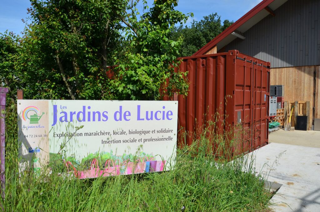 LVO levage, 40 pieds reefer et 20 pieds maritimes en livraison, container avec porte d'accès pour rentrer, création d'une surface de stockage, les jardins de Lucie communay