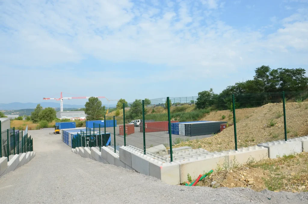 Découvrez le nouveau centre de self-stockage Eurobox à Ternay, à seulement 15 minutes de Vienne ! Avec ses 4 000 m² dédiés et plus de 140 nouveaux box, cet espace propose une solution pratique pour particuliers et professionnels, offrant un accès 24h/24, une sécurité renforcée, et des tailles variées pour répondre à tous les besoins. Que vous soyez proche de Lyon ou dans l’une des communes environnantes, profitez de cette plateforme accessible et flexible pour stocker vos biens en toute tranquillité.