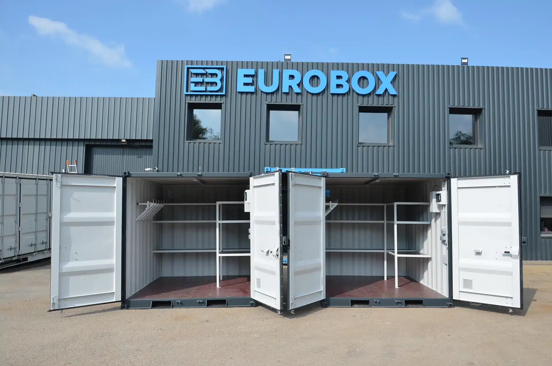 Conteneur Gris btp avec étagère , transformation de container Eurobox