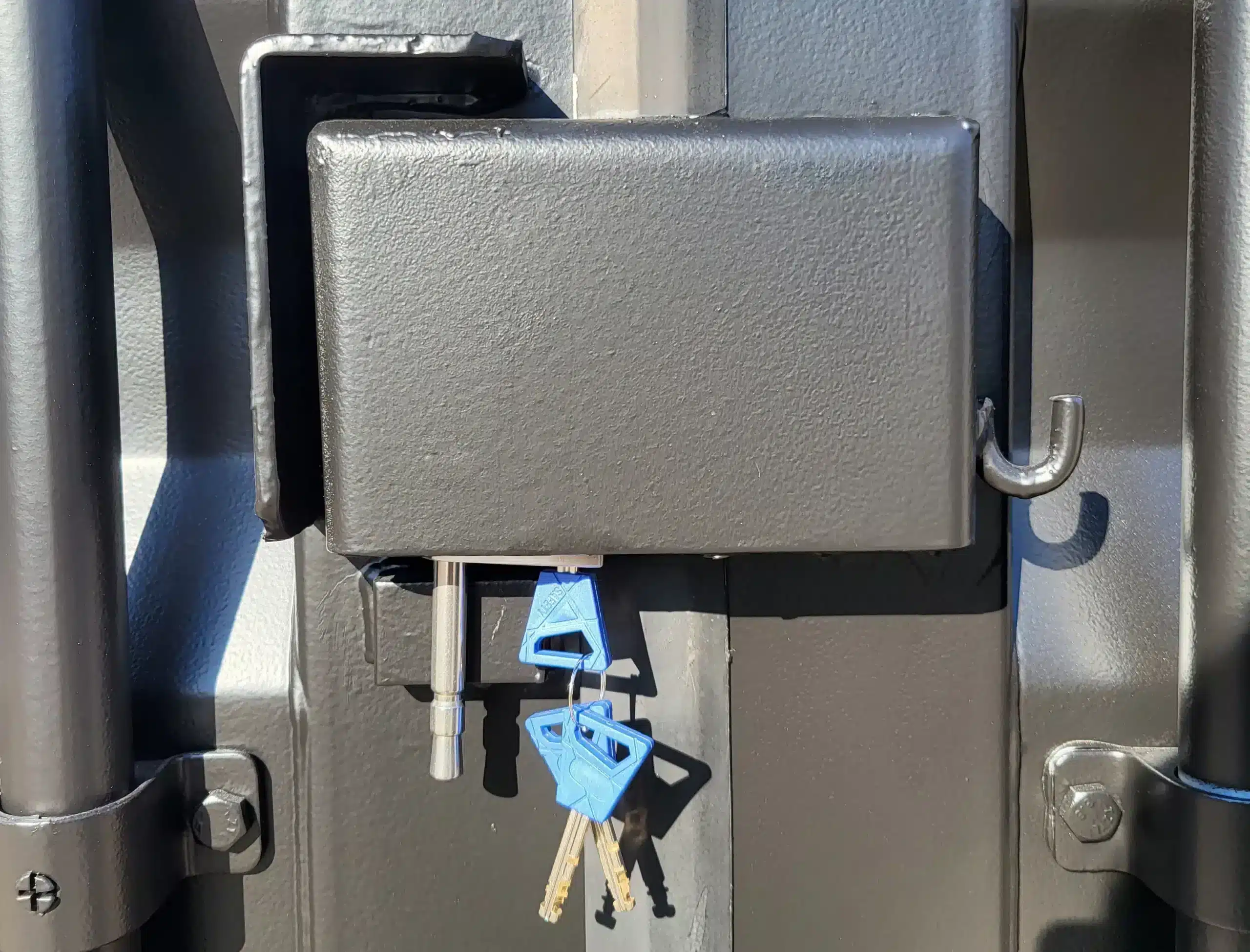 Cache cadenas avec cadenas pour conteneur, Cadenas de conteneur pour sécuriser son container et sa marchandise. Accessoire de verrouillage de conteneur