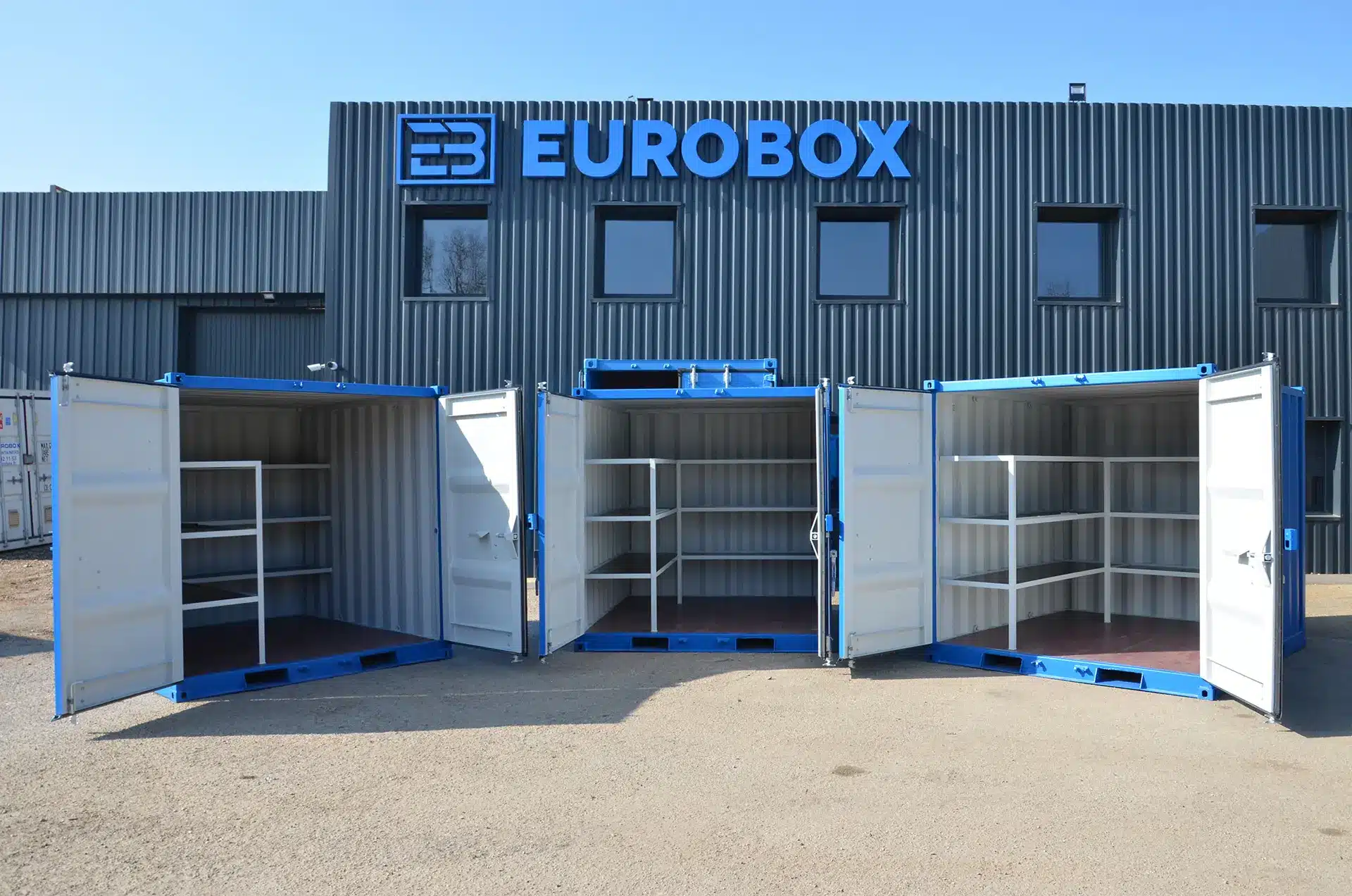 Container de chantier, aménagement de trois conteneur neuf bleu avec des étagères par Eurobox, transformation de conteneur en unité de chantier