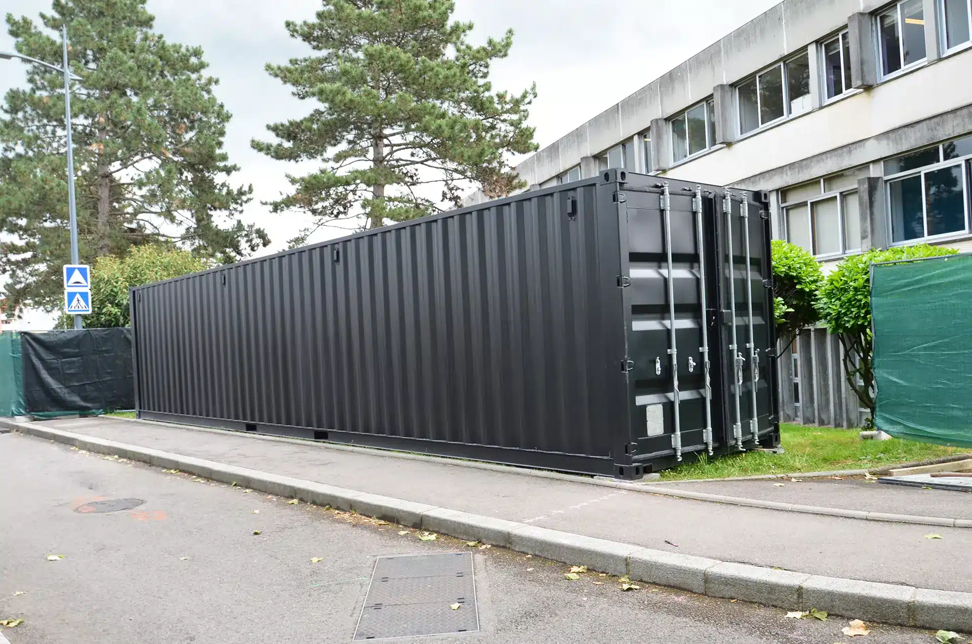 Conteneur noir double porte neuf pour professionnels vendu par Eurobox