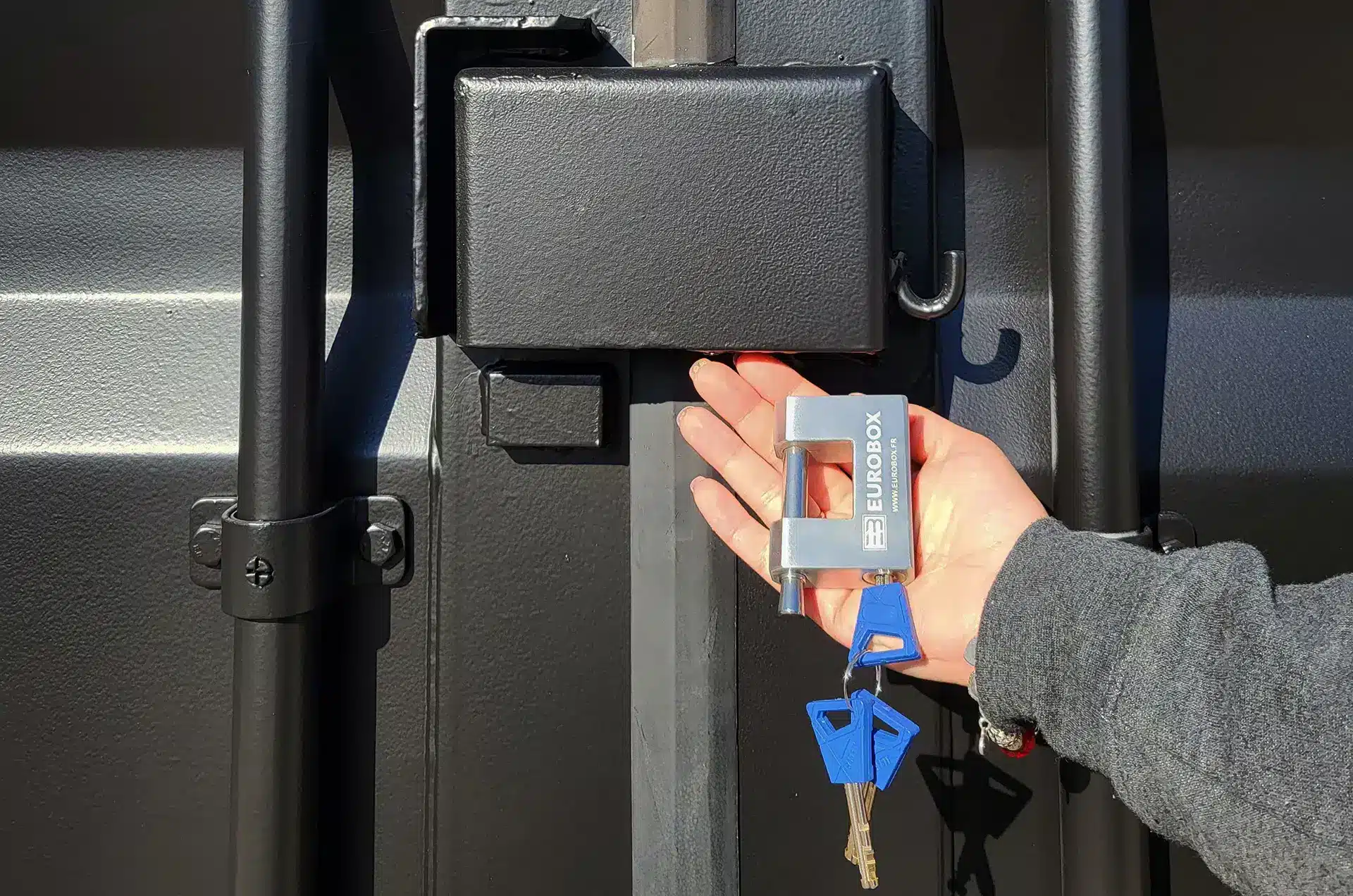 Cache cadenas avec cadenas pour conteneur, Cadenas de conteneur pour sécuriser son container et sa marchandise. Accessoire de verrouillage de conteneur