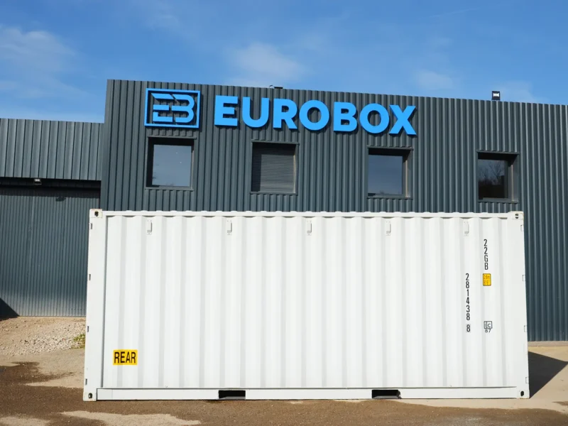 Face latérrale d'un conteneur gris claire double porte, container maritime 20pieds double porte vendu par eurobox à lyon