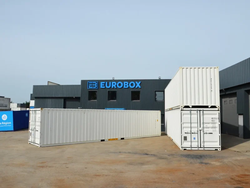 Photo d'un conteneur blanc de 12 mètre de long neuf. Acheter un container maritime à lyon avec Eurobox
