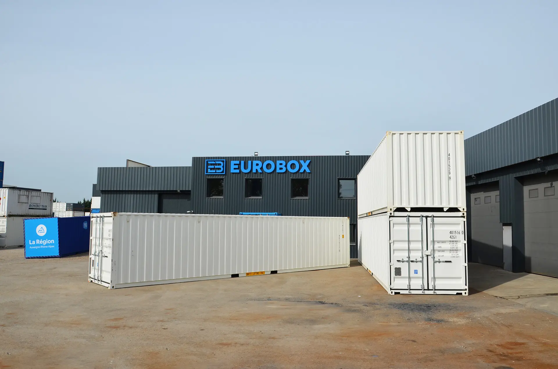 Photo d'un conteneur blanc de 12 mètre de long neuf. Acheter un container maritime à lyon avec Eurobox
